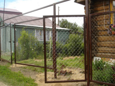 забор из сетки рабица с распашными воротами и калиткой